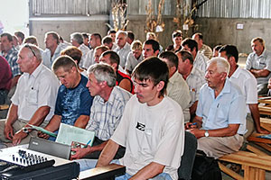 Участники Дня поля и сотрудники НПО слушают доклад директора НПО «КОС-МАИС» В.Г.Гаркушки
